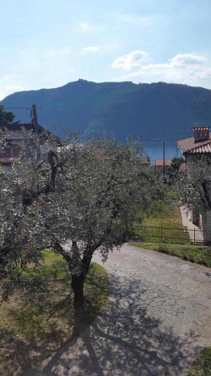 Apartment Iseo Lake Sale Marasino Δωμάτιο φωτογραφία