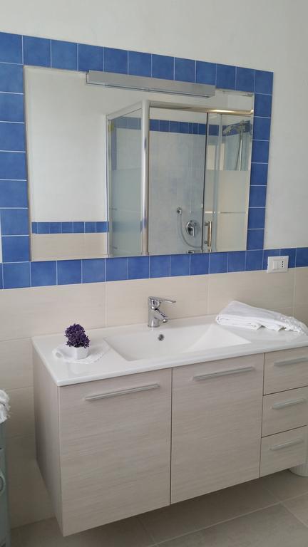 Apartment Iseo Lake Sale Marasino Δωμάτιο φωτογραφία